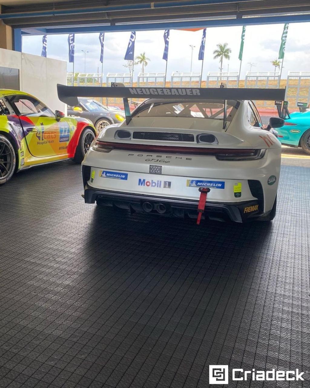 Porsche Cup 2022: Criadeck Garante Segurança Com Pisos Pixel em Goiânia.